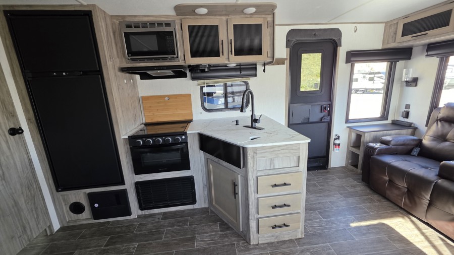 2021 Cherokee Alpha Wolf FOREST RIVER 23RD L 9
