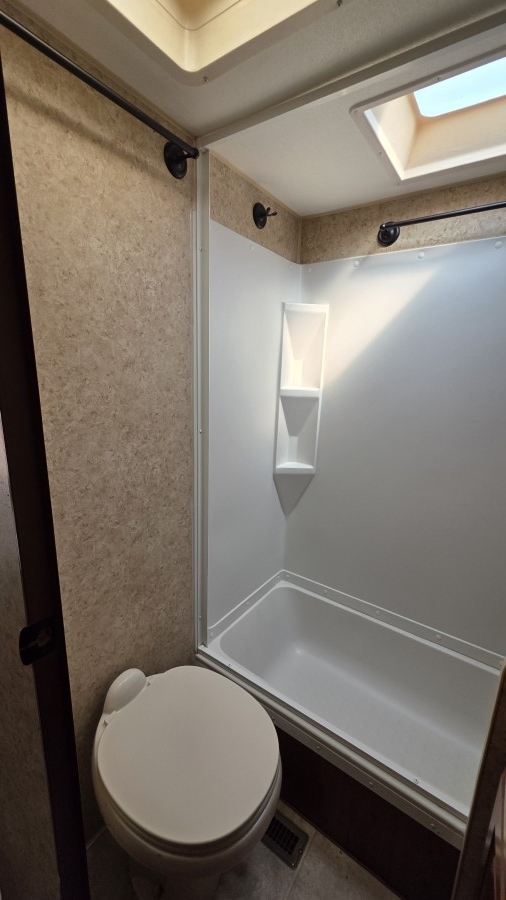 2011 Arctic Fox NORTHWOOD 245N 12