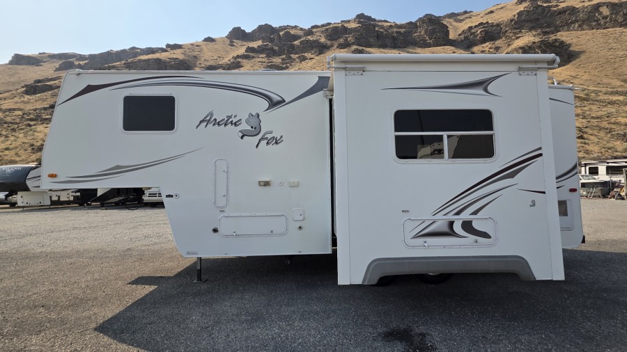 2011 Arctic Fox NORTHWOOD 245N 2