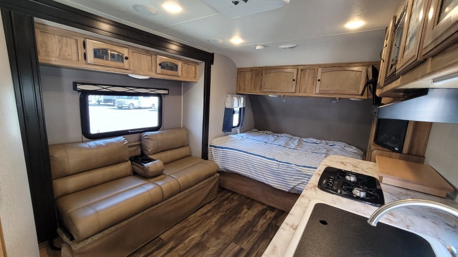 2018 Forest River RV Coachmen RV FREEDOM EXPRESS 19FBS 5