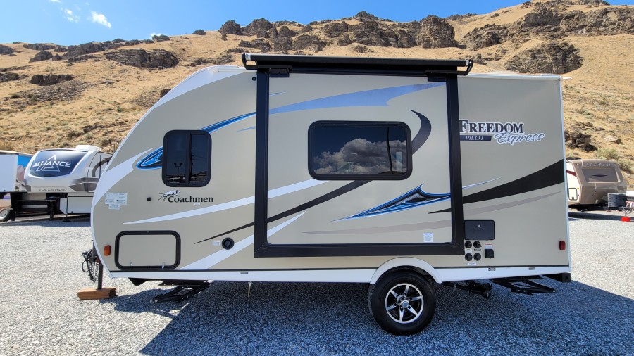 2018 Forest River RV Coachmen RV FREEDOM EXPRESS 19FBS 0