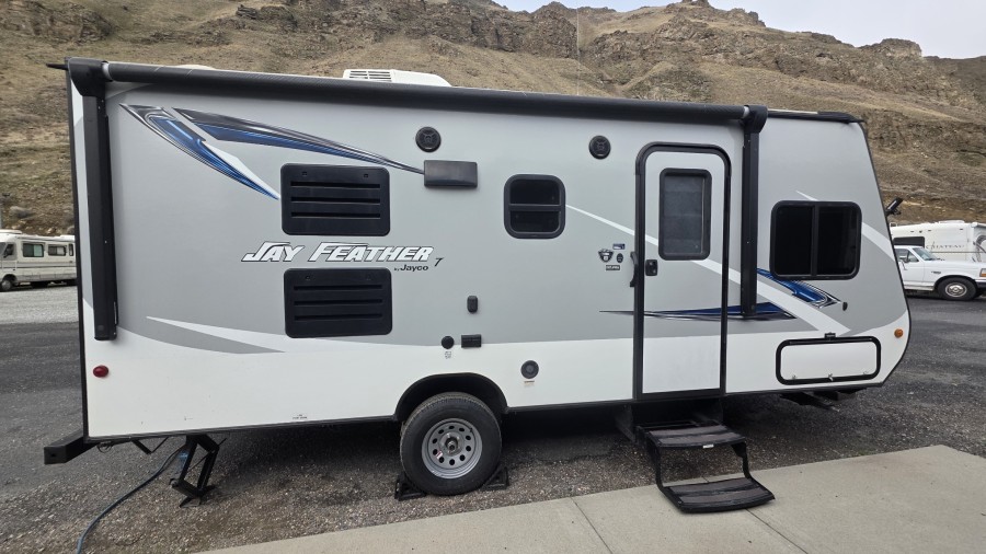2017 Jayco Jay Feather 19BH 3