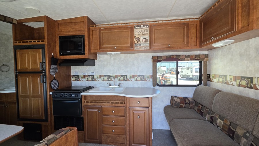2008 Pacific Coachworks 2590BH 5