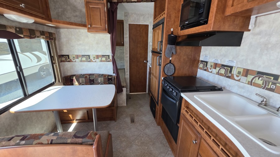 2008 Pacific Coachworks 2590BH 9