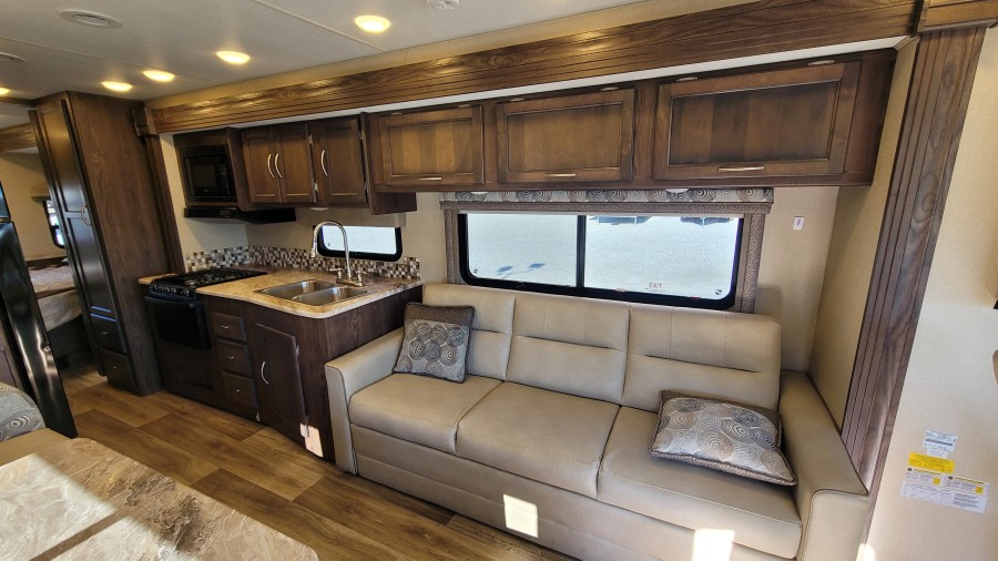 2018 Coachmen RV Pursuit 32WC 9