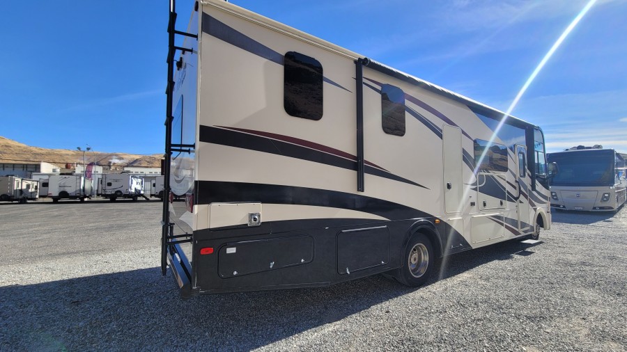 2018 Coachmen RV Pursuit 32WC 3