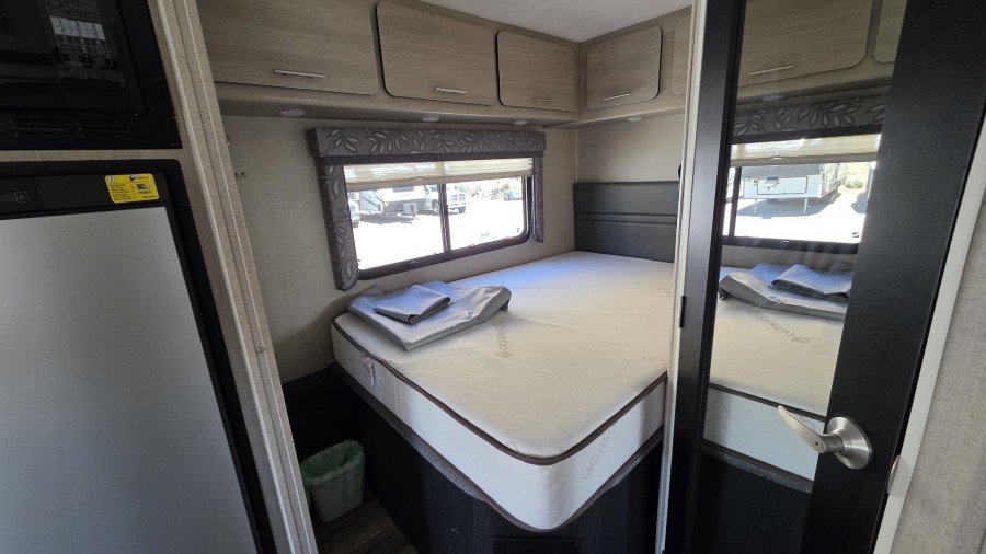 2015 Renegade Custom Coaches VILLAGIO 25RBS 10