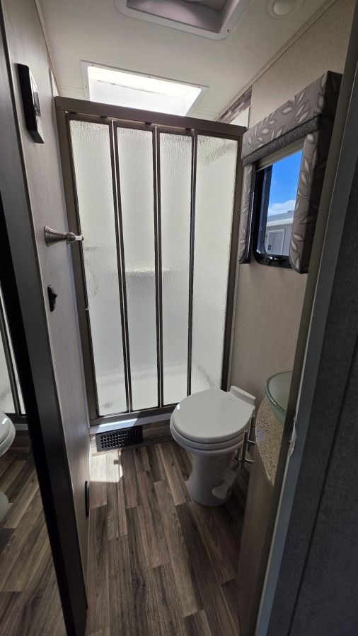 2015 Renegade Custom Coaches VILLAGIO 25RBS 11