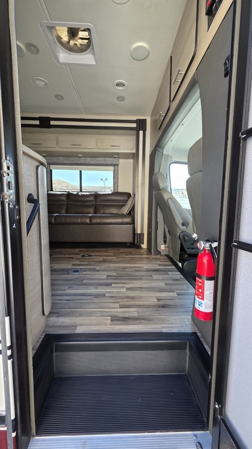 2015 Renegade Custom Coaches VILLAGIO 25RBS 4