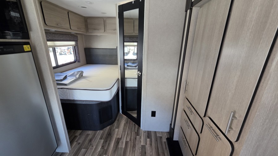 2015 Renegade Custom Coaches VILLAGIO 25RBS 9