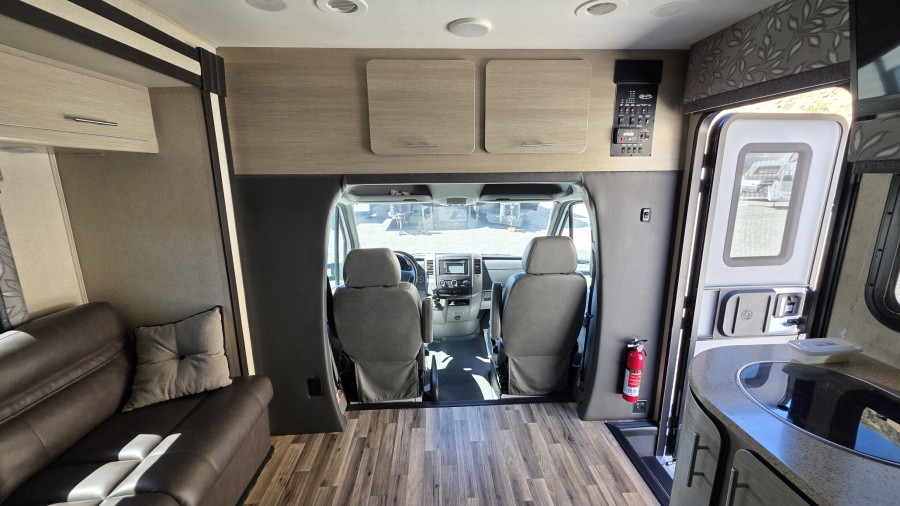 2015 Renegade Custom Coaches VILLAGIO 25RBS 6