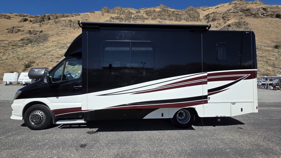 2015 Renegade Custom Coaches VILLAGIO 25RBS 1
