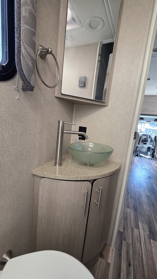 2015 Renegade Custom Coaches VILLAGIO 25RBS 13